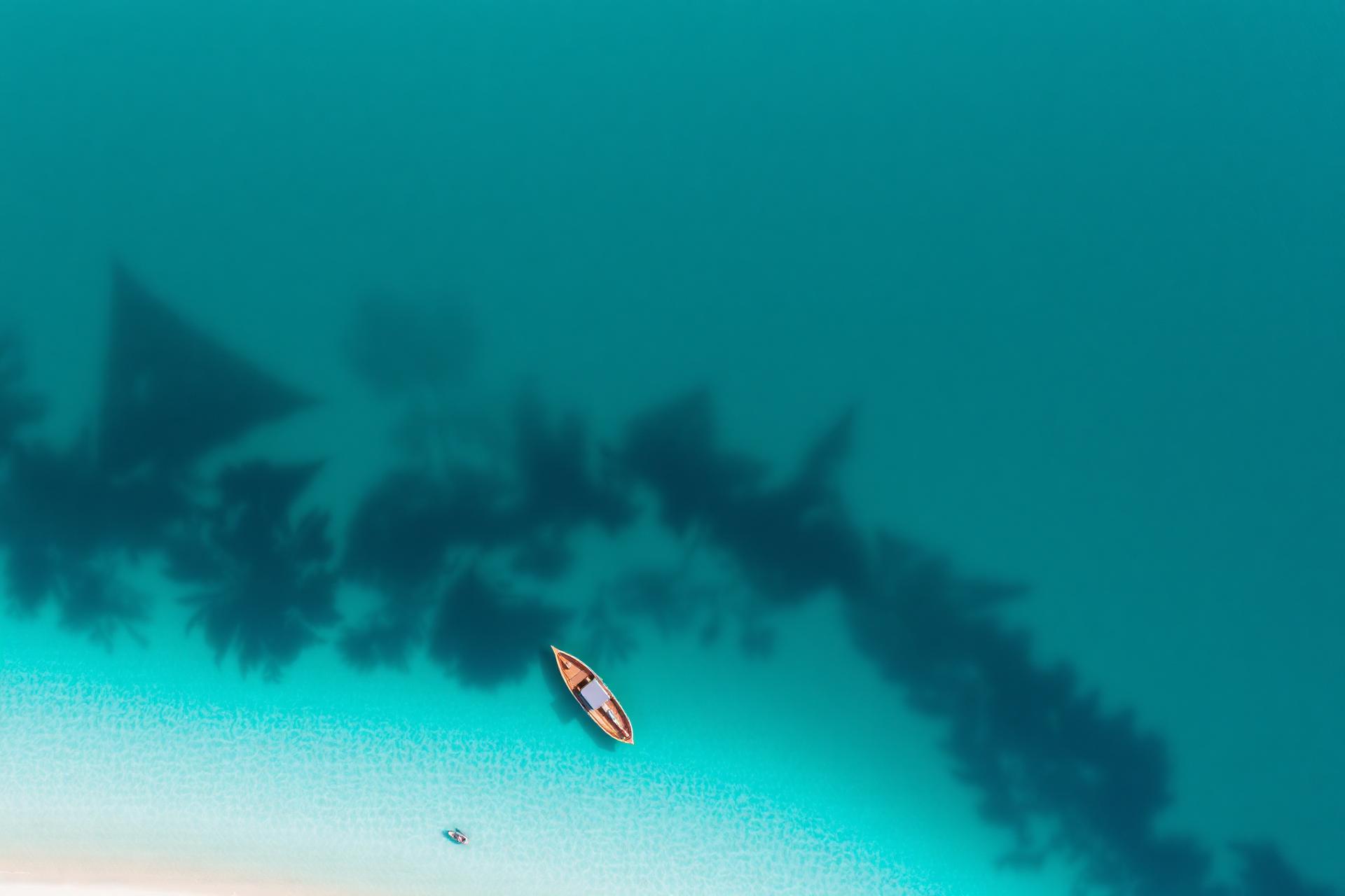 Laguna turquesa vista desde el aire
